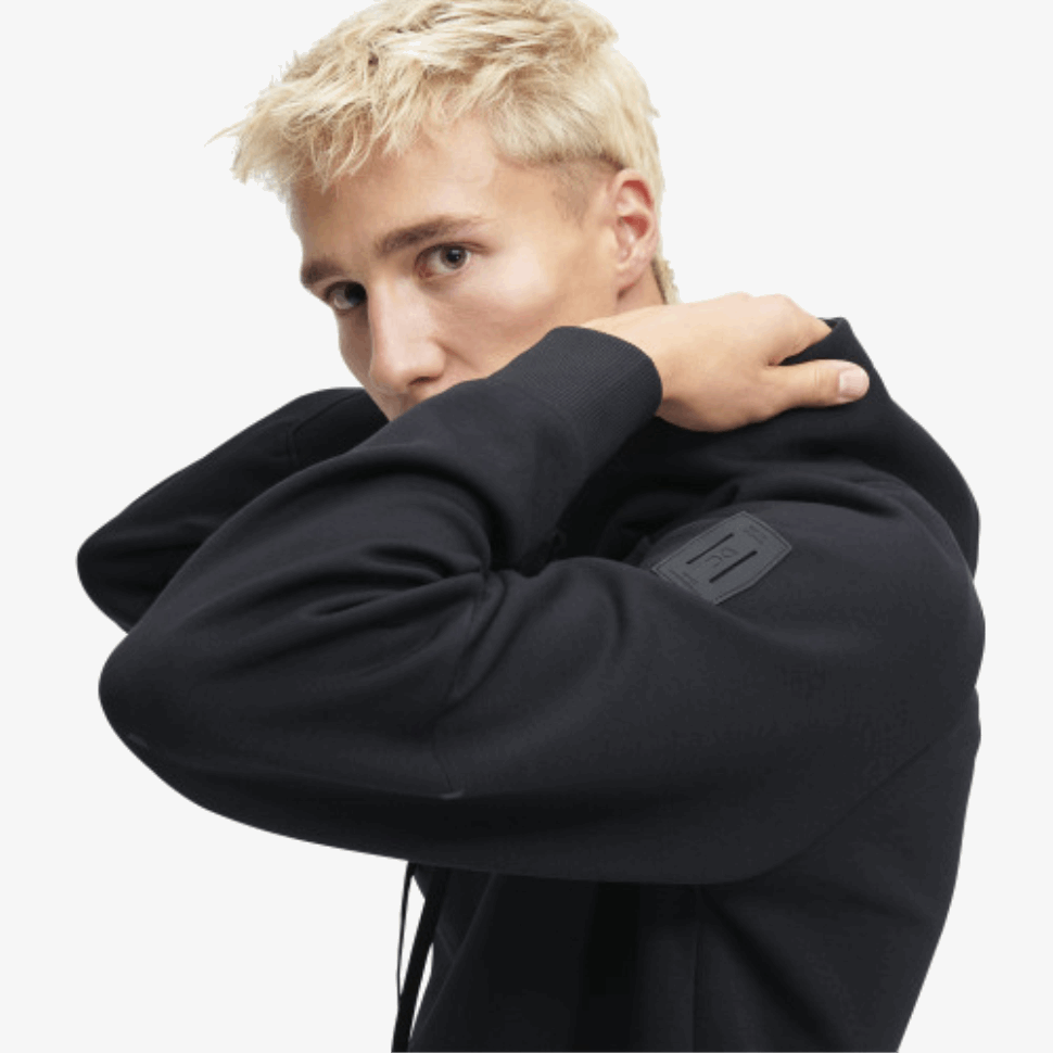 Felpa Con Cappuccio Nera Sulla Corsa