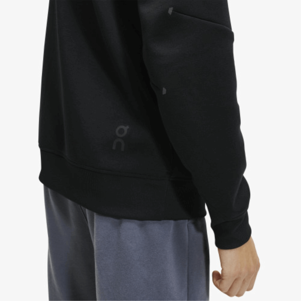 Felpa Con Cappuccio Nera Sulla Corsa