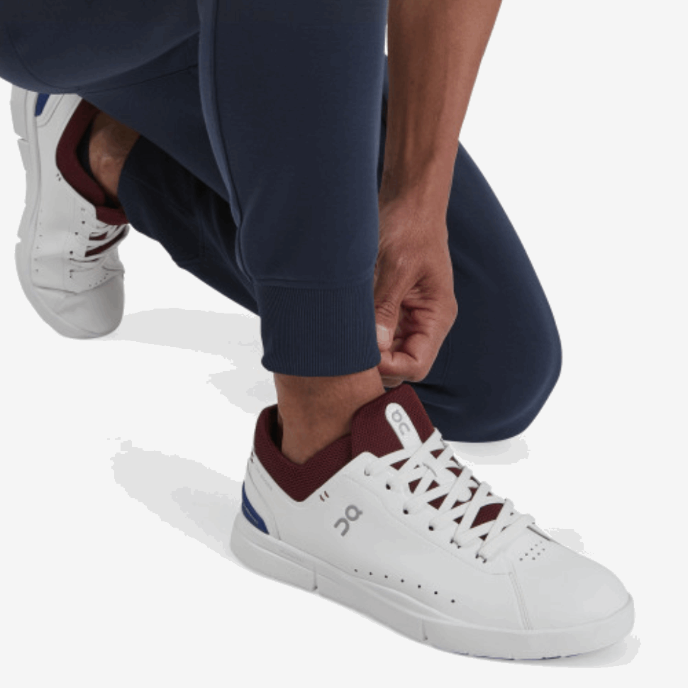 Pantaloni Della Tuta Blu Navy Sulla Corsa