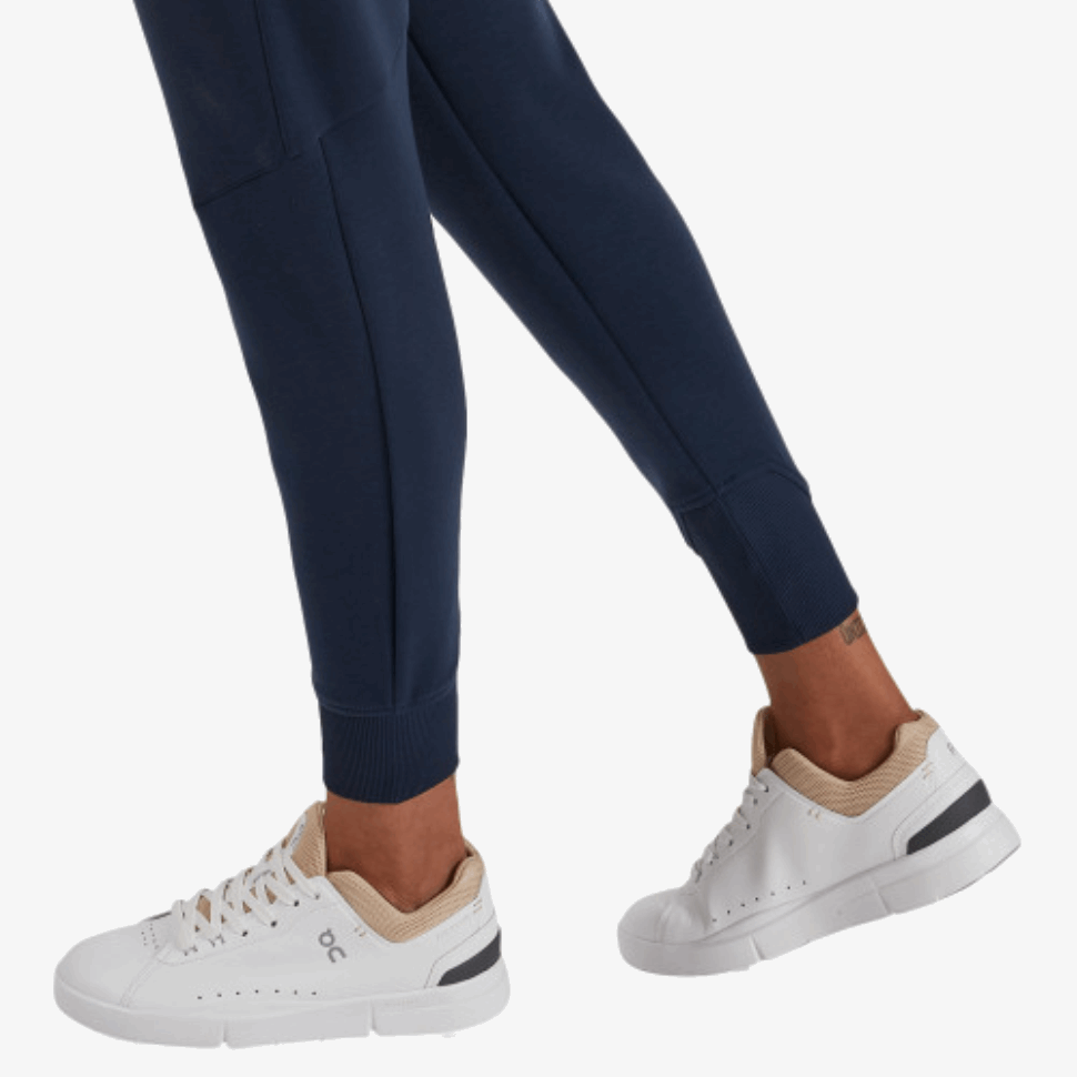 Sui Pantaloni Della Tuta Da Corsa Blu Scuro