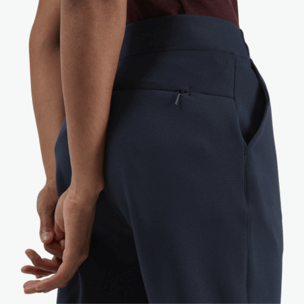Sui Pantaloni Della Tuta Da Corsa Blu Scuro